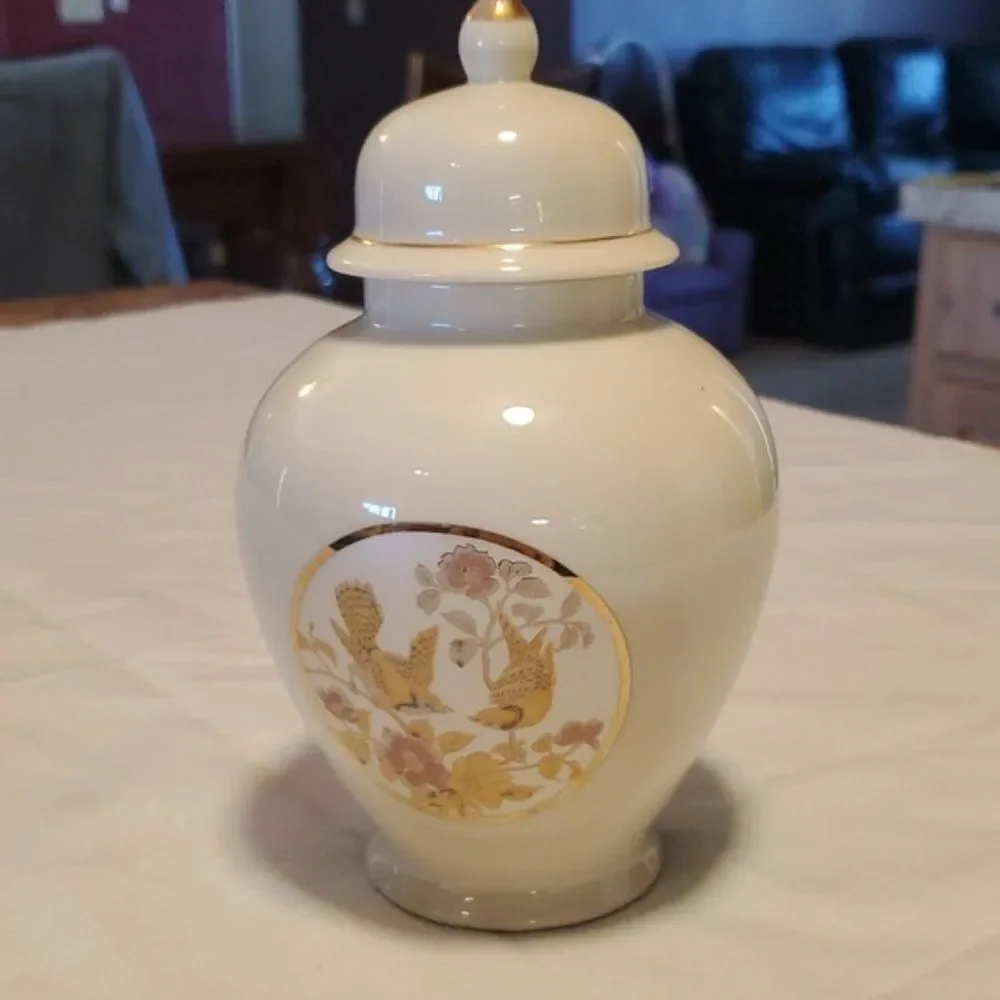 Japan Ginger Jar with lid - Chokin 22k gold trim - Birds & Butterflies
